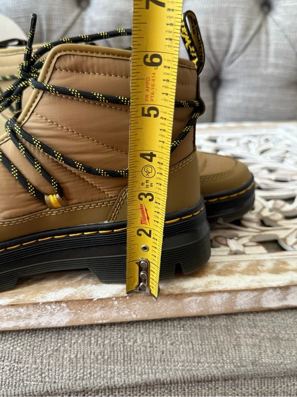 Dr. Martens Tan Combs Padded Quilted Lace-Up Hiking Boots 8 Women’s